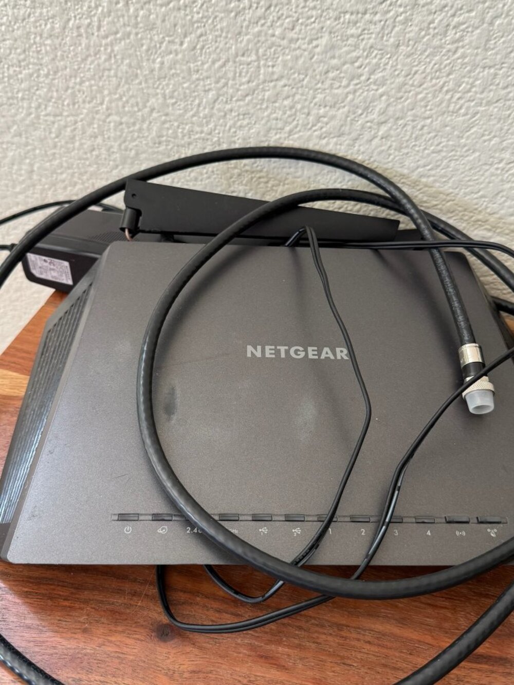 NETGEAR Nighthawk Smart WiFi Router and NETGEAR Cable Modem CM400 - Picture 3 of 5